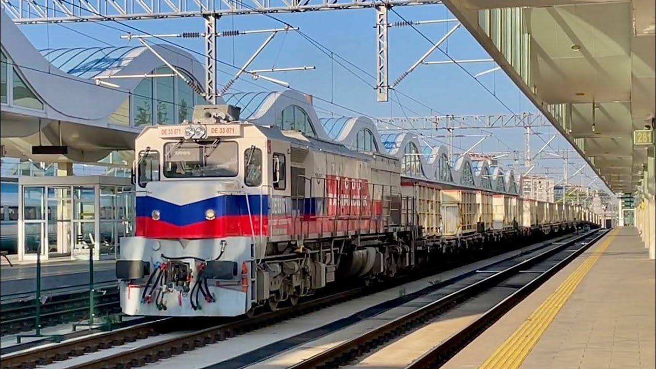 TCDD DE 33 071 mit Güterzug in Eskişehir