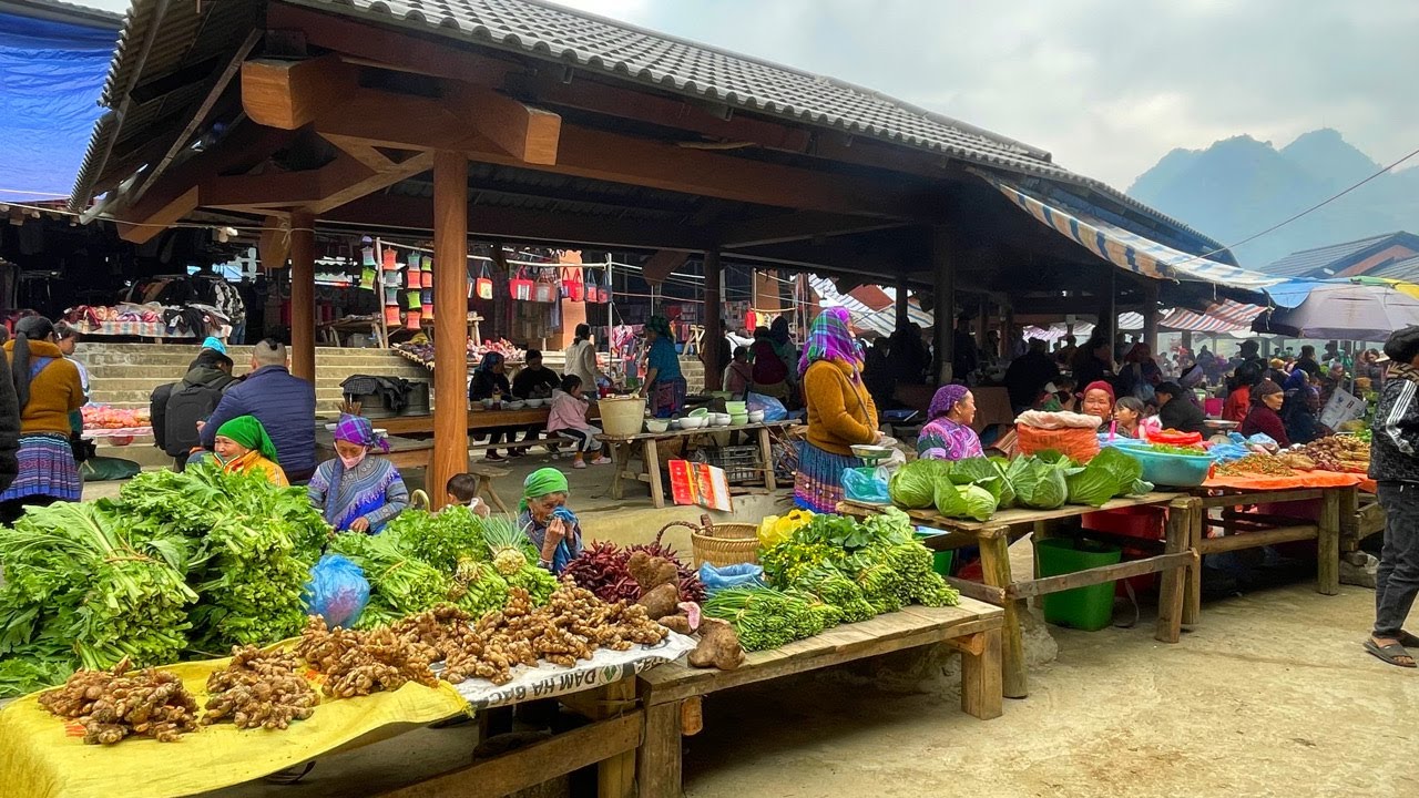 Exploring a Traditional Market in Northern Vietnam | Real Life Walking Tour (4K)