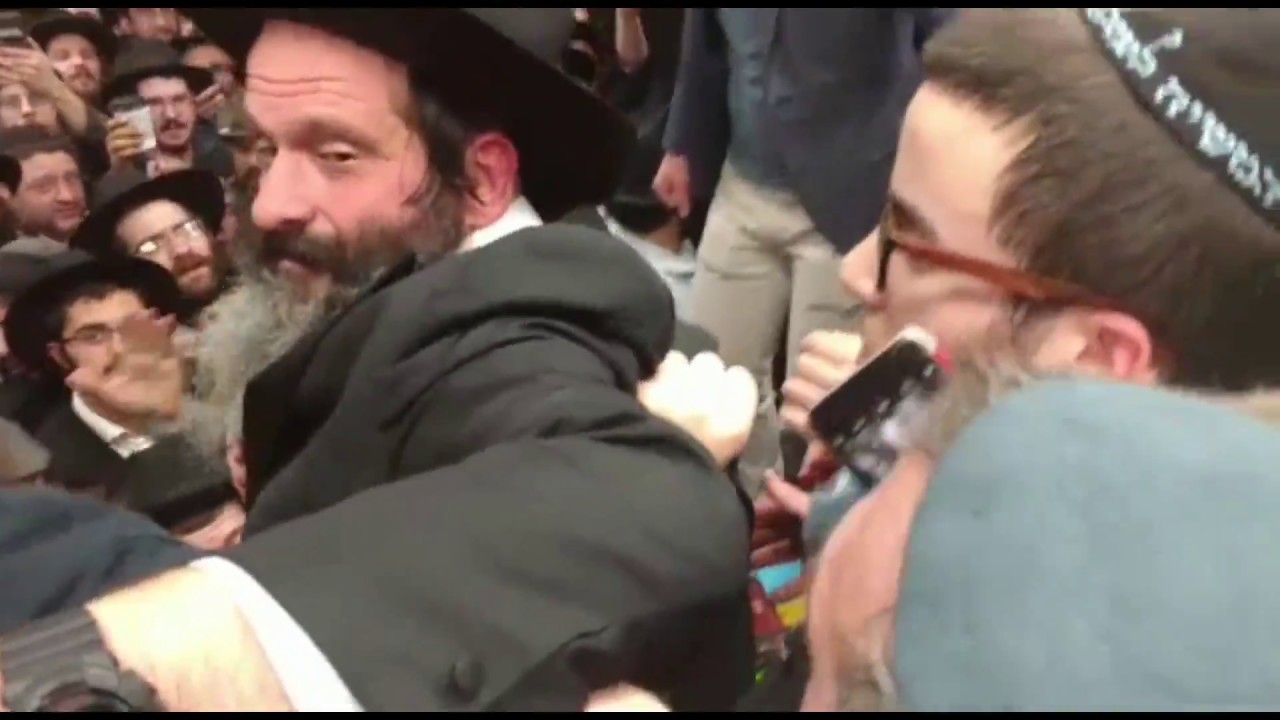Rubashkin Arriving At 770 & Speaking To Crowd