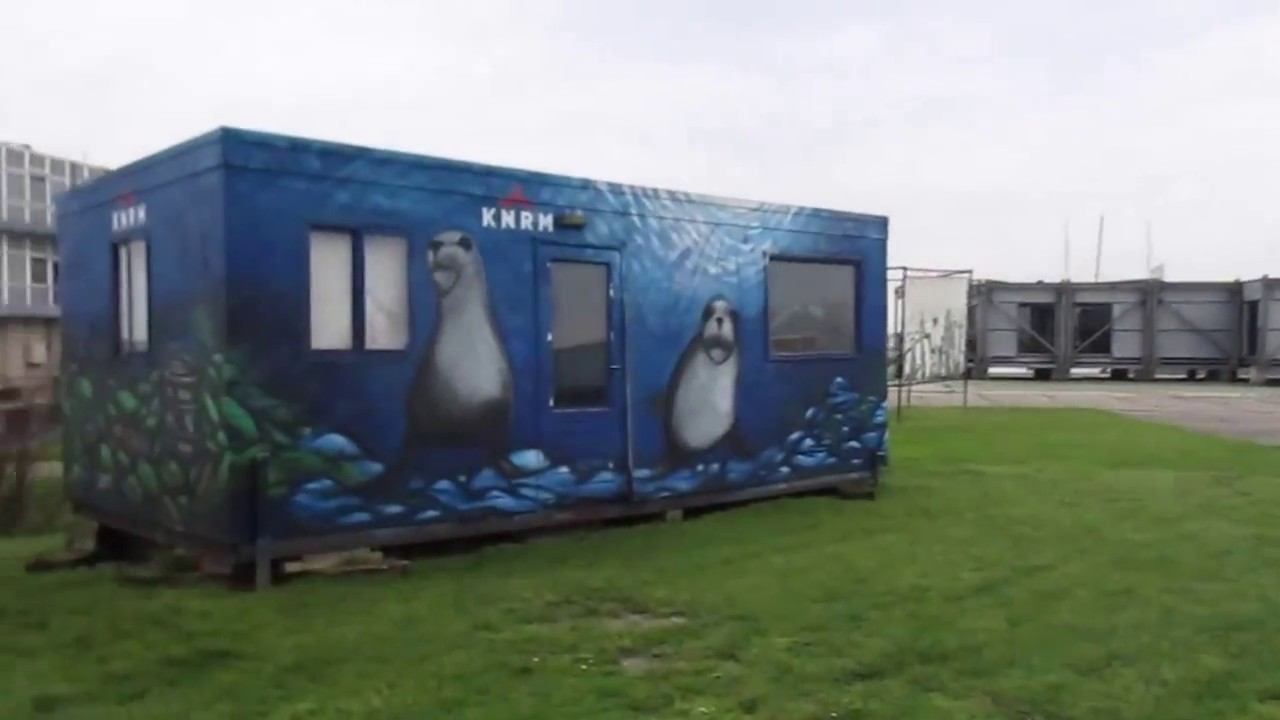 Spaziergang in Lauwersoog den Hafen entlang in der Niederlande Waddenland