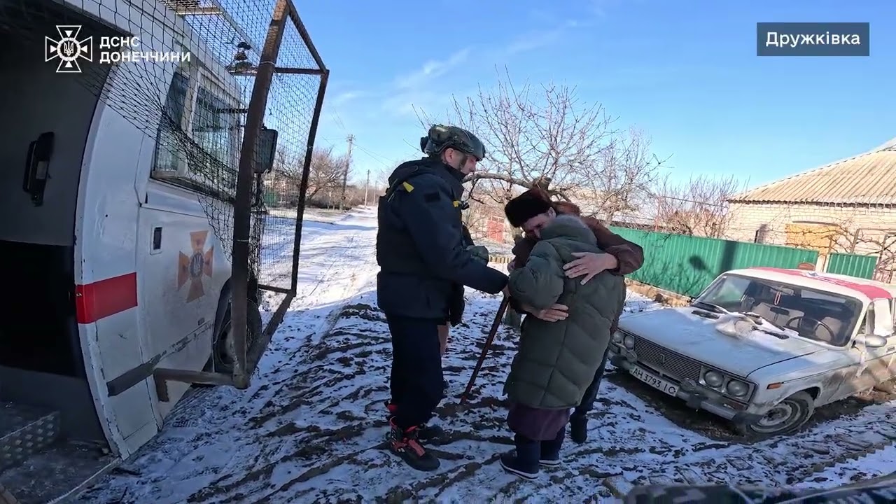Щодня на передовій: рятувальники вкотре евакуювали 9 мешканців прифронтової Дружківки