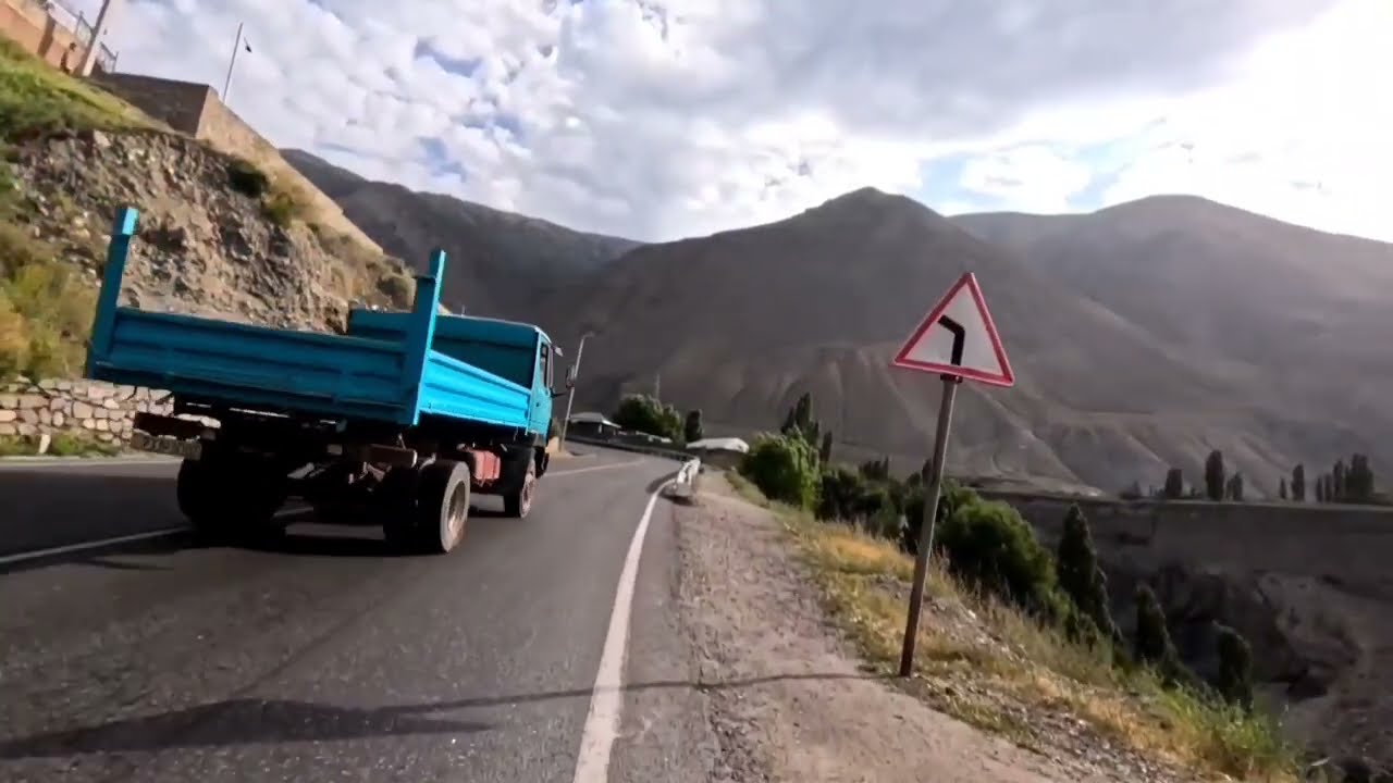 Таджикистан. Перевал Анзоб высота перевала 3378м над уровнем моря.