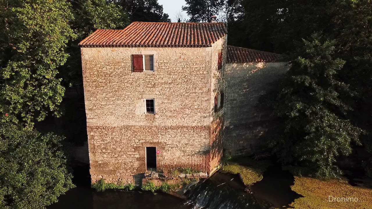 Survol du beau village Aubais et son Vidourle