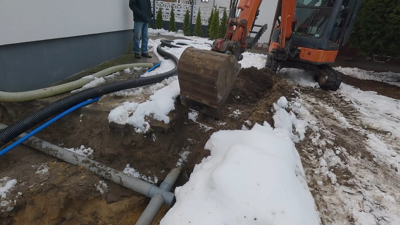 ZAHACZYŁEM RURE KOPARKĄ ! Przewiercona piwnica, walka z mrozem... Koniec układania rur...