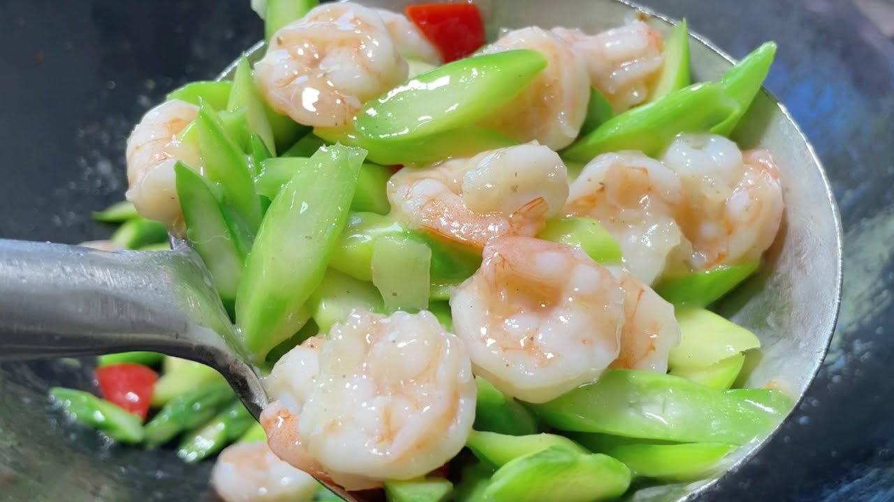 Как вкусно приготовить жареные креветки со спаржей? Шеф-повар учит вас трюку, нежному и зеленому