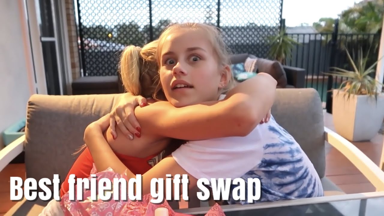 BEST FRIEND GIFT SWAP   do we buy the same gifts