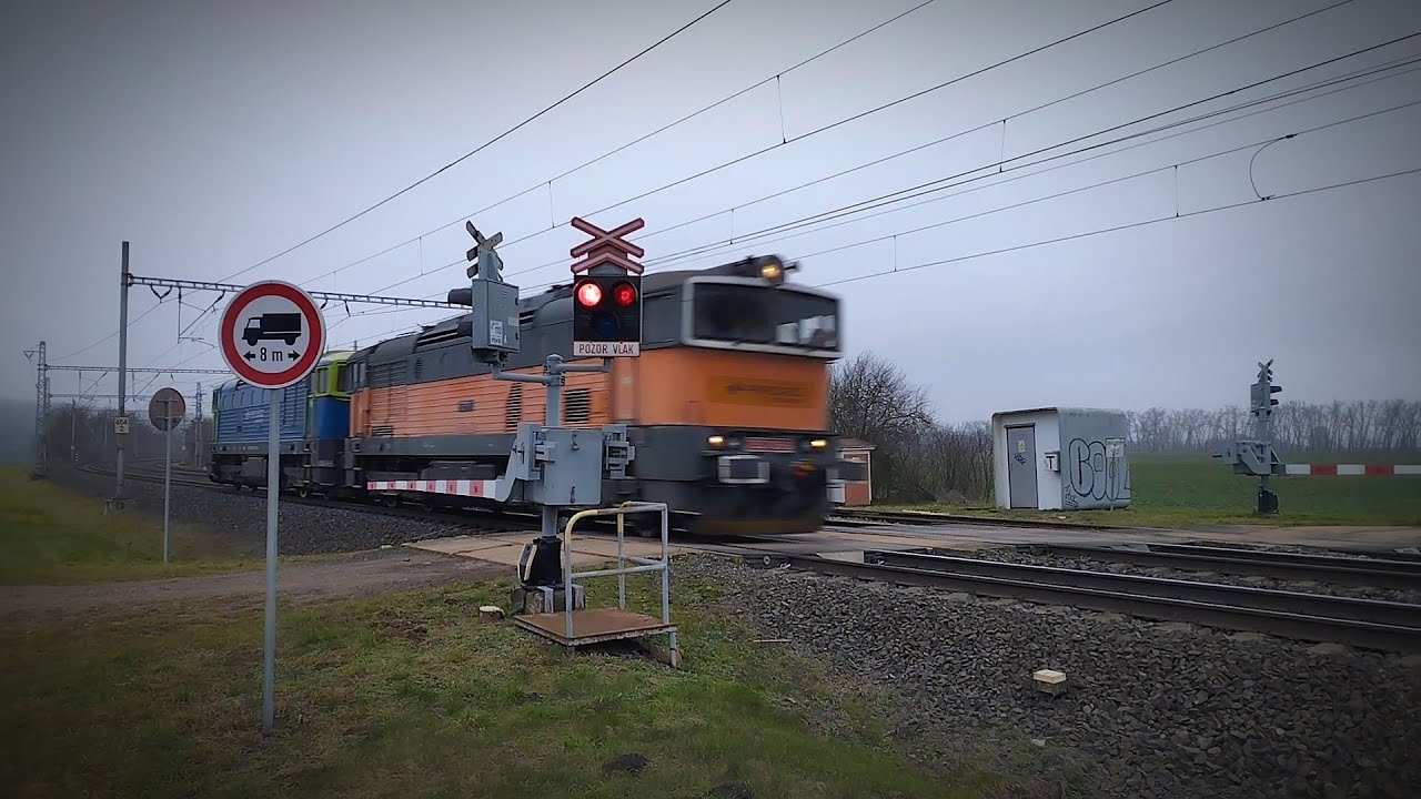 Železniční přejezd [P2410] Horní Počaply (v polích) - AŽD 71 (Výstražník C)