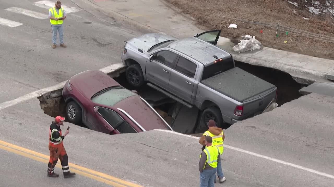 UNO student witnesses sinkhole swallow two vehicles at Omaha's 67th and Pacific streets