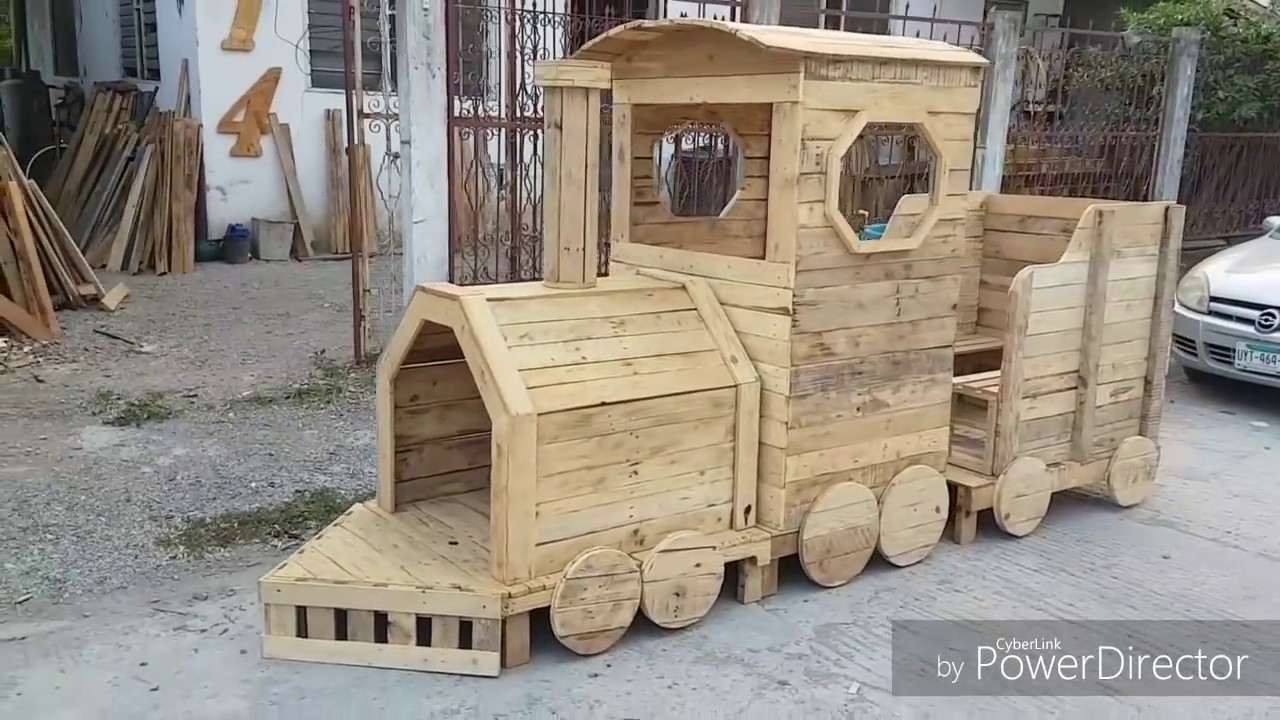 Tren y vagon locomotive made with pallets