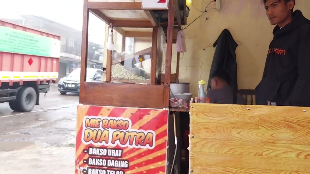 CUACA DINGIN ENAKNYA MAKAN BAKSO 