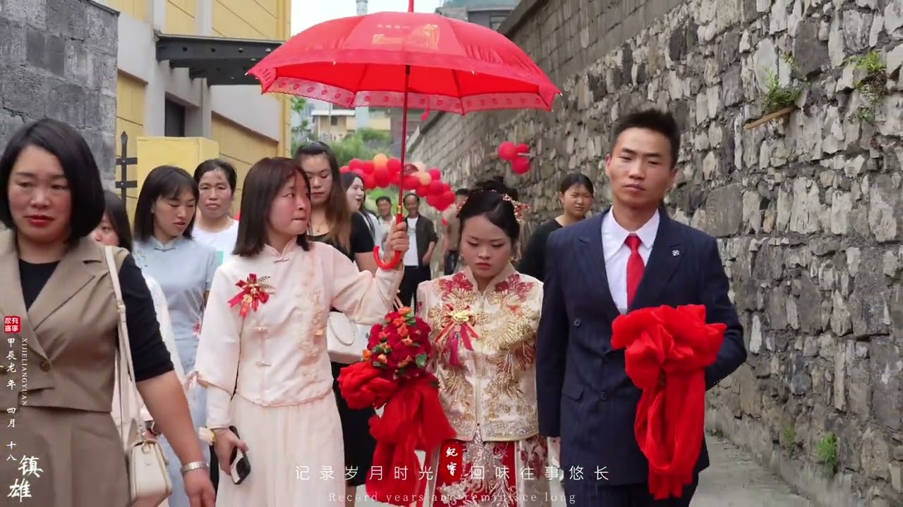 当新娘把筷子扔出去的那一刻  我也感动了 祝福她们 永远幸福 白头偕老#出嫁 #婚礼跟拍 #新娘 #新婚现场 #祝新郎新娘百年好合