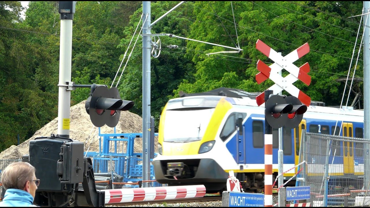 Spoorwegovergang Nunspeet // Dutch railroad crossing // NEW 2024 UPDATE!!! *Temporarily Crossing*