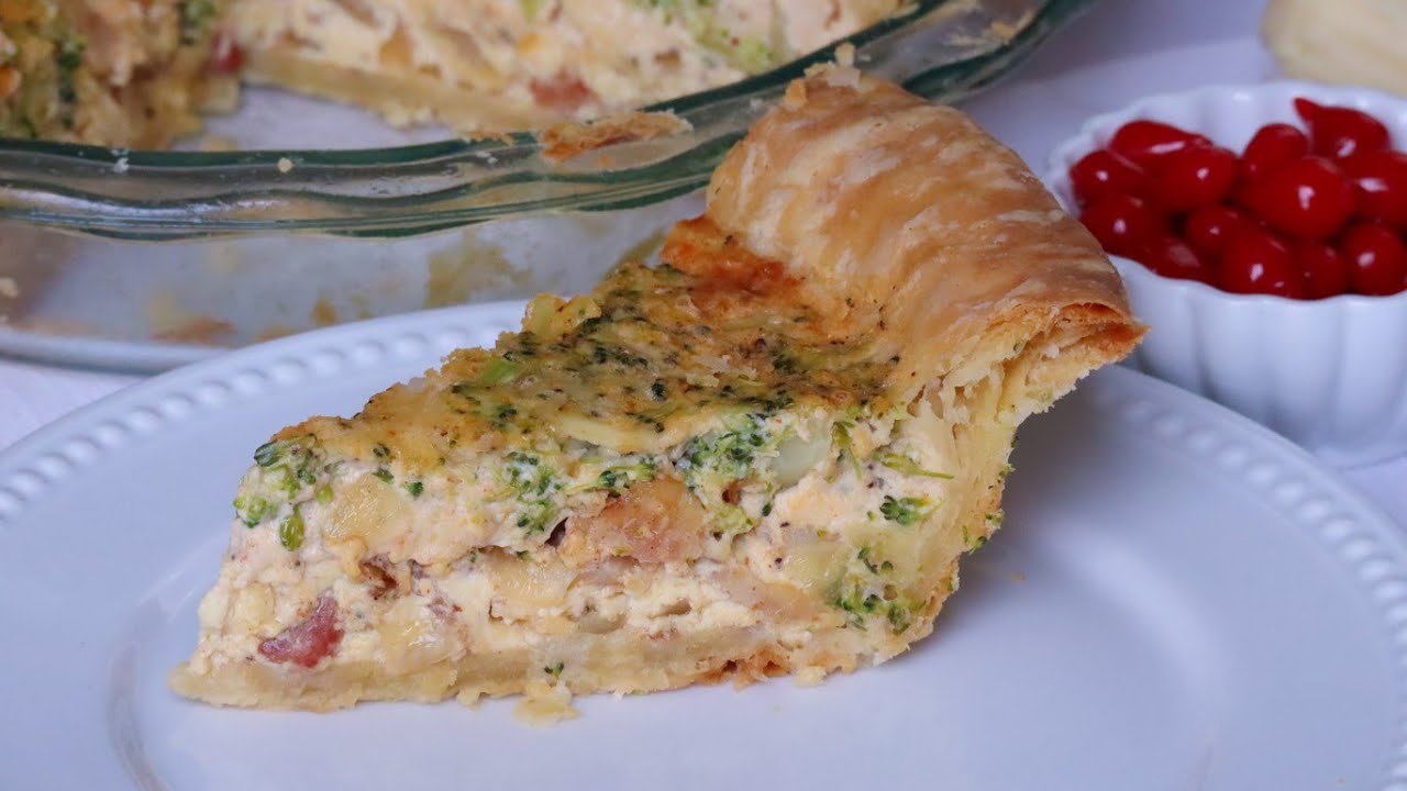 Deliciosa tarta Quiche de brócoli, tocineta y queso.