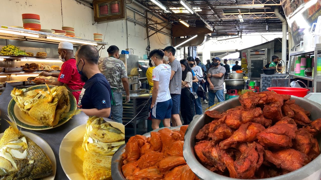 槟城乔治市一家历史悠久的“印度饭，Line Clear Nasi Kandar”以大盆来煮饭菜，一天5 、6大盆炸鸡都不够卖，有点小贵但是顾客排队排到水泄不通……