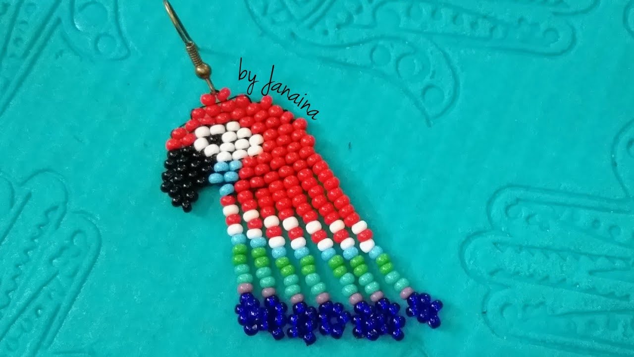 Brinco arara de miçangas @AlanaMirandaBiju