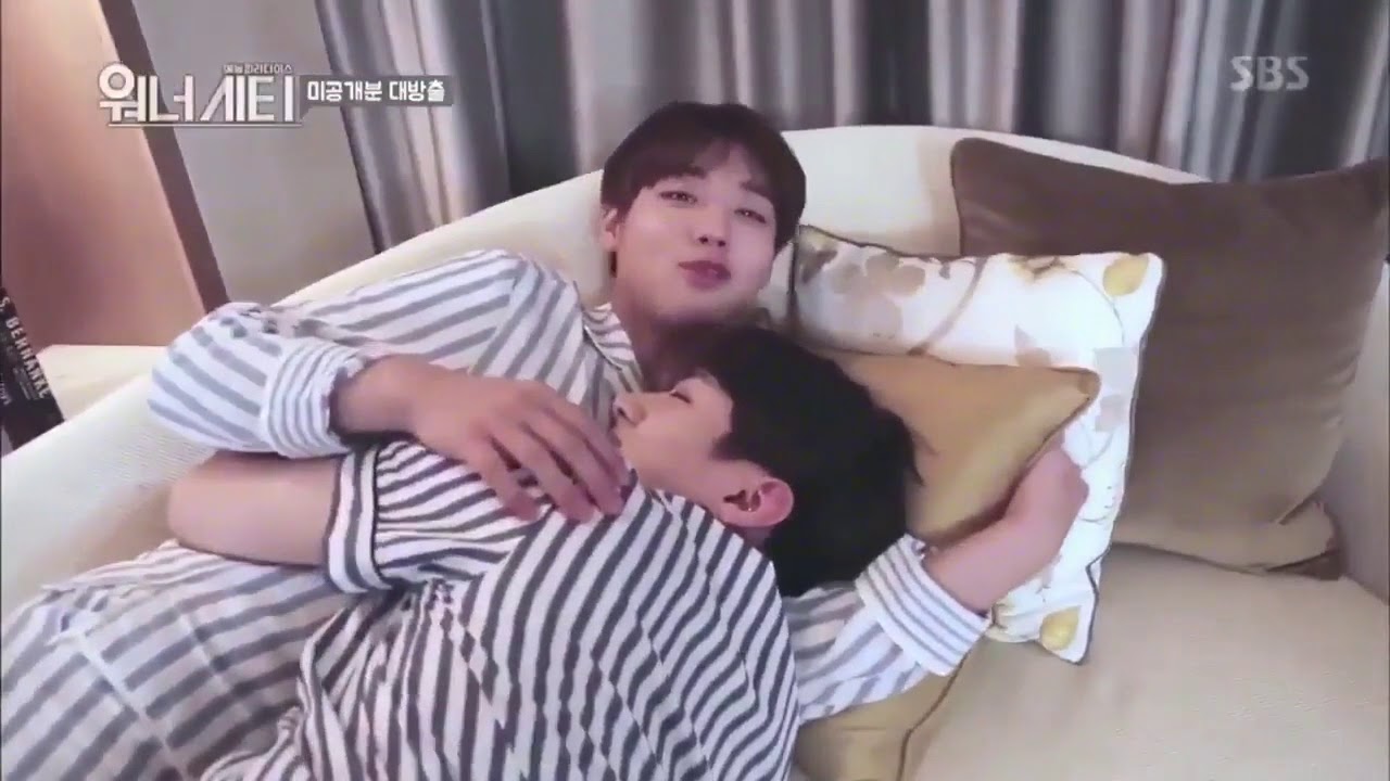 워너원 - 민현이 진영이 침대서 뭐하는거얏! - 므흣한 투샷을 방해하는 우진이 ㅋ - 굳이 지훈이 안고 자는 지성이 ㅋ - 지훈이 성우 잠옷팝핀