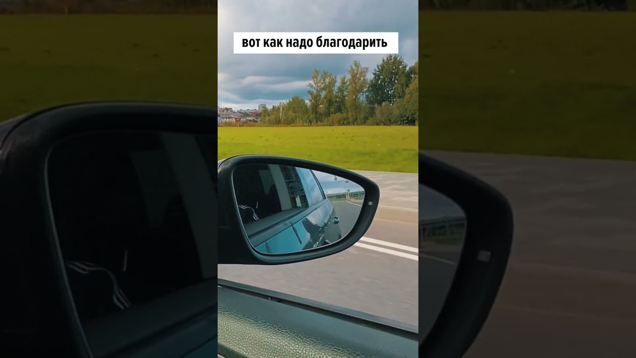 девушка мотоциклистка поморгала аварийкой