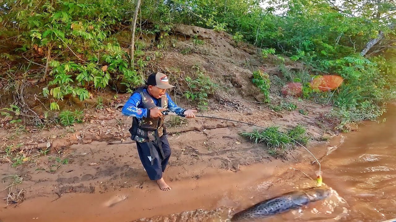 QUANDO ELE SENTIU A FORÇA DO MONSTRO ELE SE DESESPEROU. pescaria