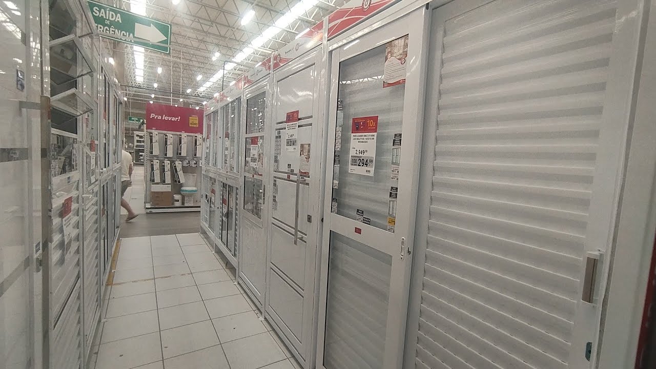 PORTAS DE A&Ccedil;O ALUM&Iacute;NIO BRANCO VENEZIANAS E JANELAS COM GRADES E VIDRO LISO LOJAS TELHA NORTE.