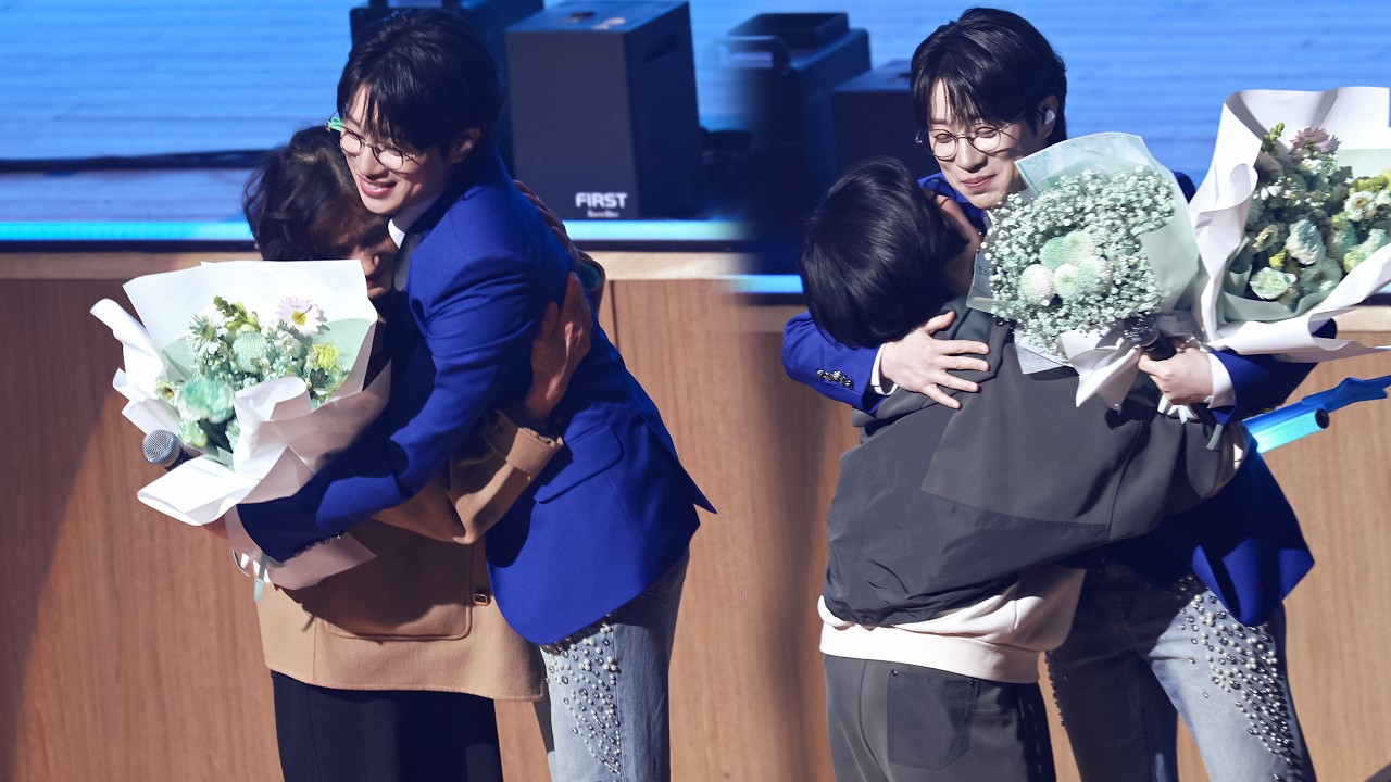 안성훈 절대 이거 받으려고 엄마꽃 부른 거 아닙니다 여기 자체가꽃밭이라 춤 많이 늘었죠? 여기 콘 오려고 카바레 한두달 다녔습니다 뒤에 박지현가수와 김희재 가수는 춤을 기깔나게춰요