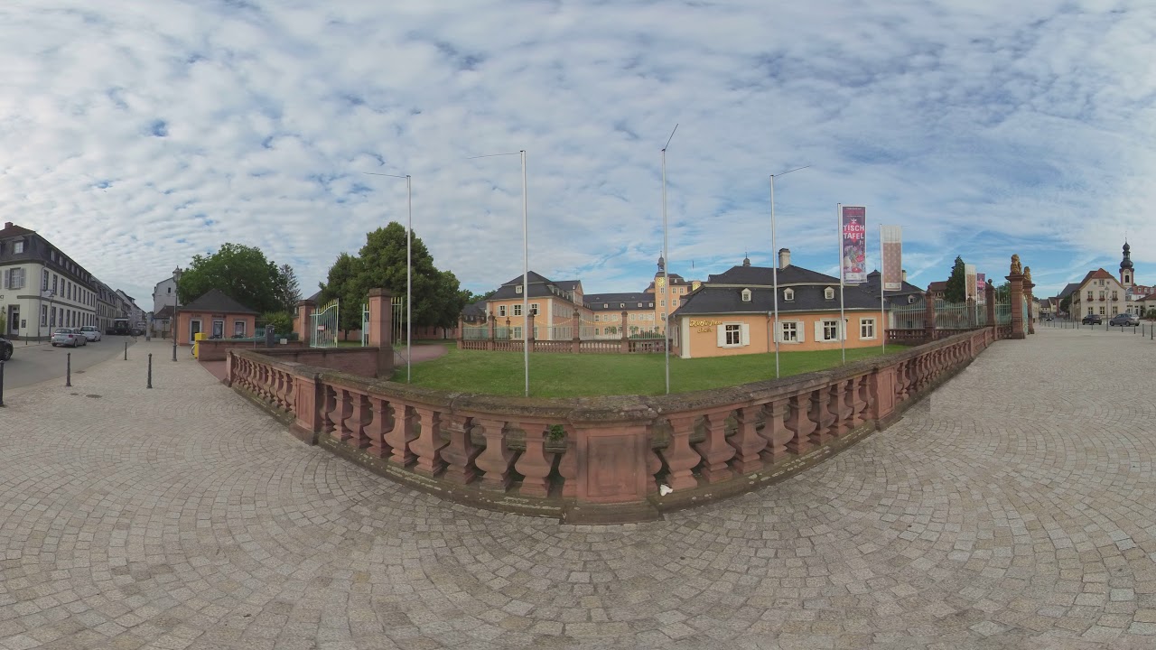 Schwetzinger Schlossplatz am Morgen