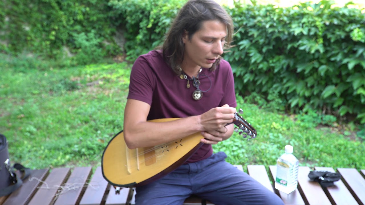„D” alaphangú koboz húrozása / Stringing a „D” base note koboz