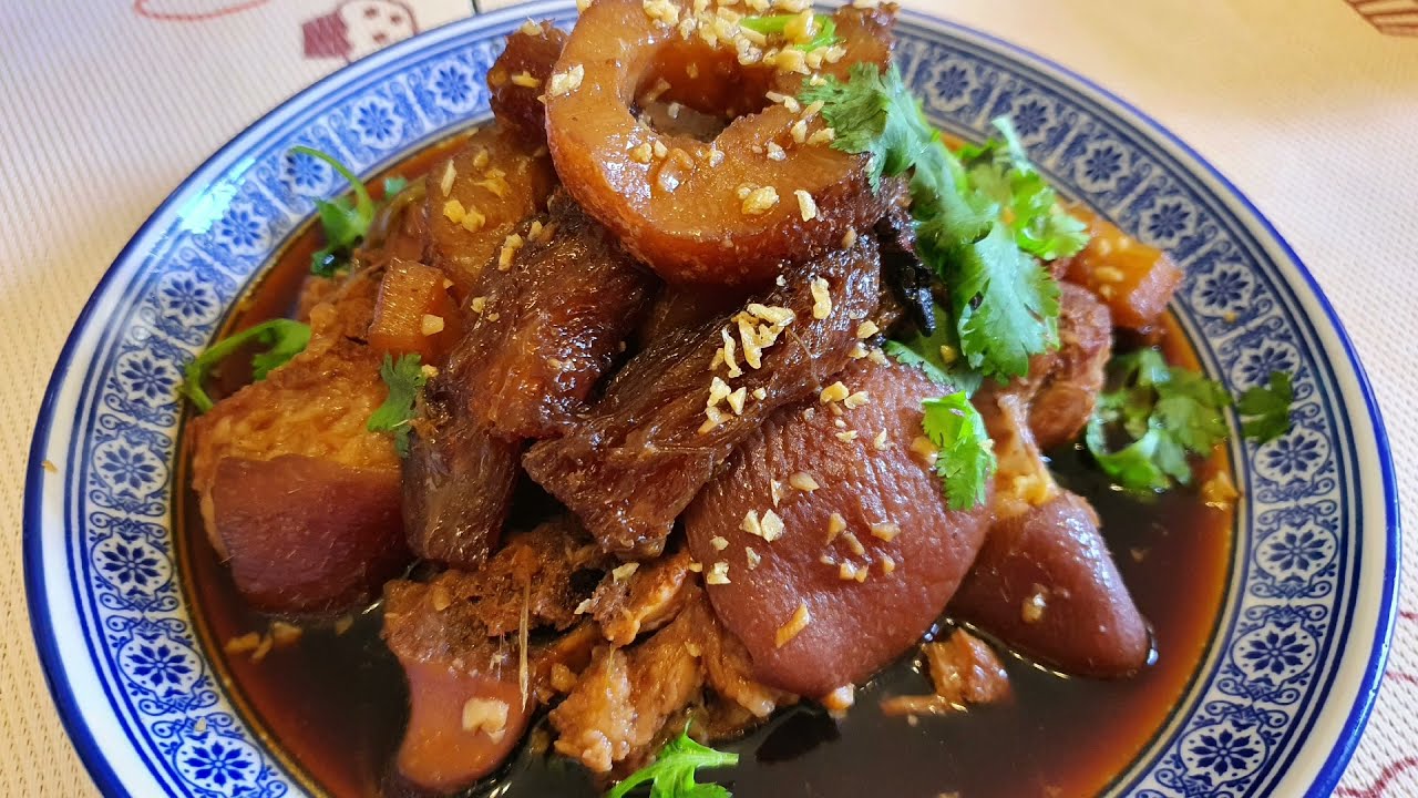 Braised pork leg with pork sinew and sea cucumber | 海参猪脚
