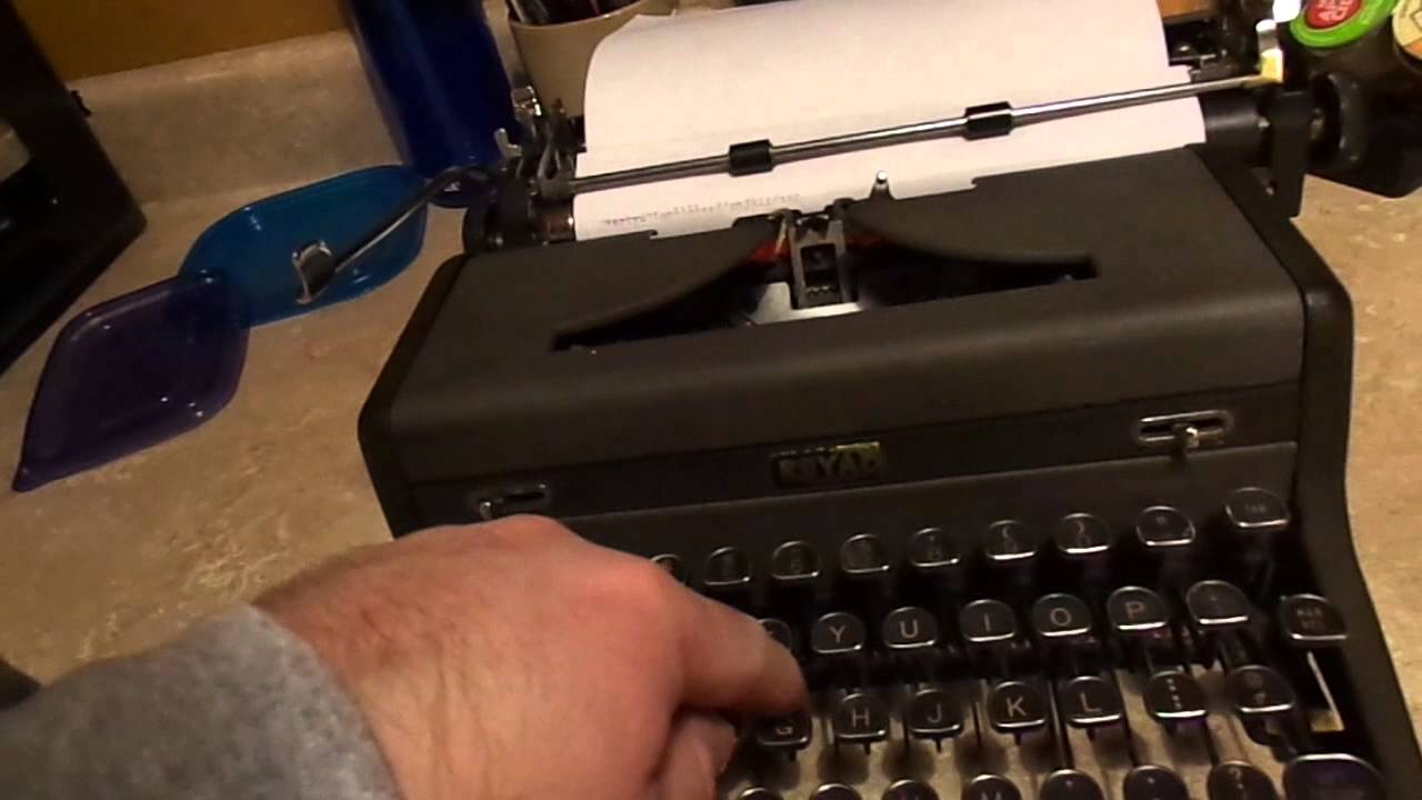 1940s Royal Quiet DeLuxe Typewriter