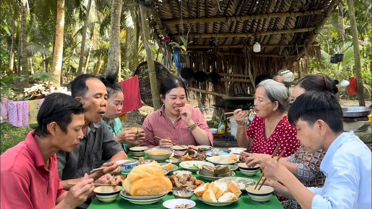 Bất Ngờ Anh Tám về Quê Và Cũng Nhận Món Ăn Ngon Chị Xuân Tặng Gia Đình l CSTN 