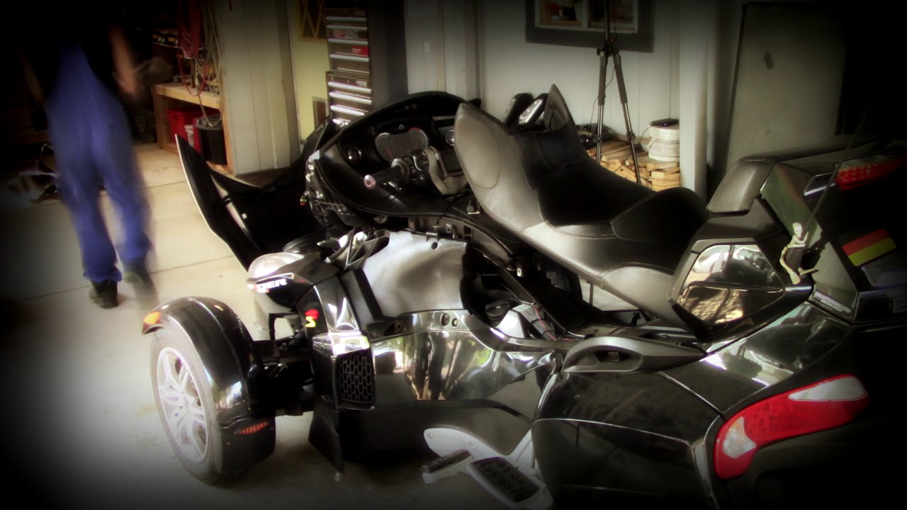 Can-Am Spyder RTSe5 Cluster removal (part1)