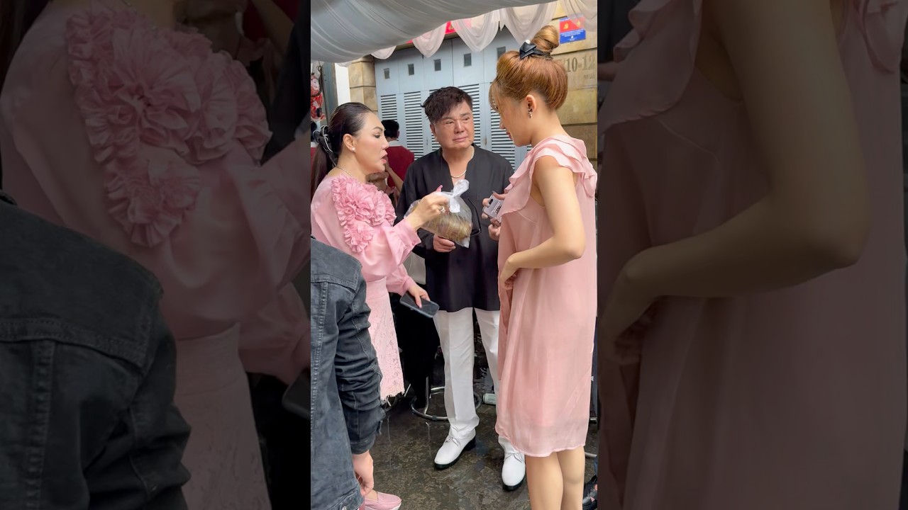 NSUT Cẩm Ti&ecirc;n Gởi B&aacute;nh Cho Danh Ca Ch&acirc;u Thanh Khi Ra Về Sau Khi Tiệc  Giổ #shortvideo