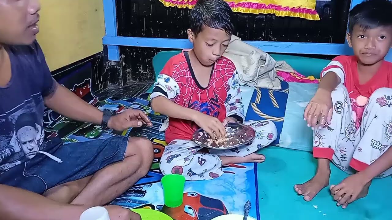 Camping hujan deras|Tidur nyenyak di mobil pick-up bersama 2 bocil