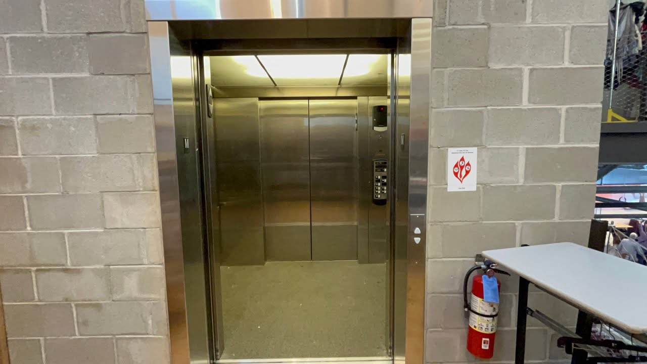 Гидравлический лифт Schindler 330A в магазине Urban Outfitters (торговый центр Cherry Hill Mall) ...
