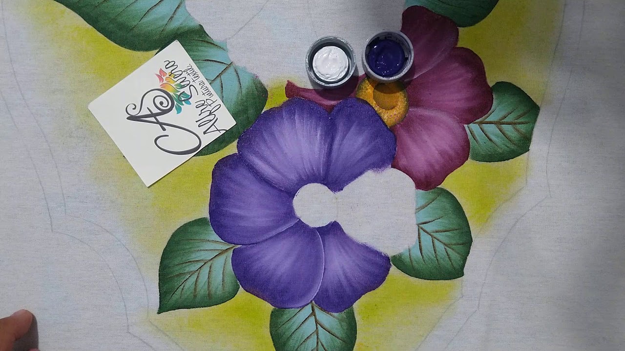 Pintando flores con dos colores.