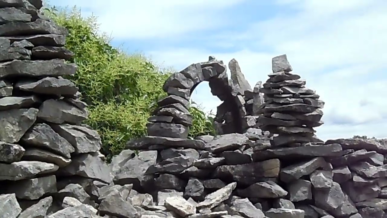 CAIRNS ATYPIQUES