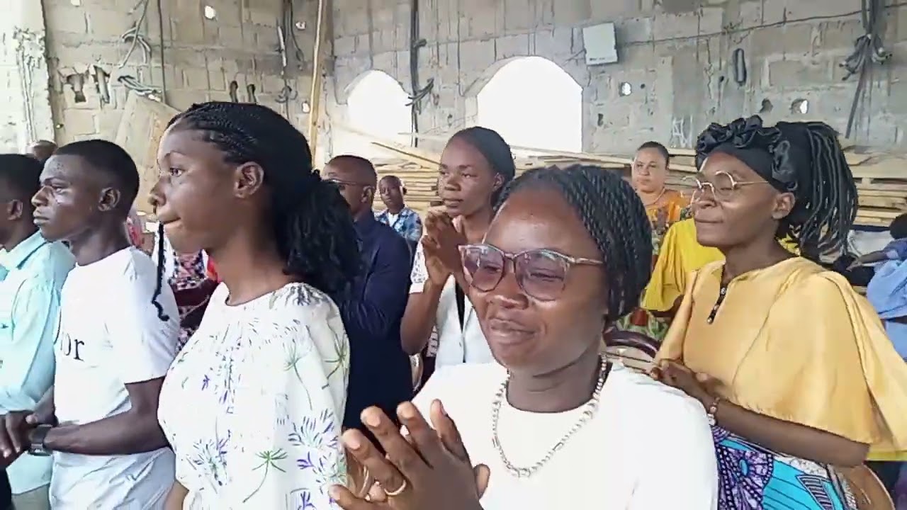 Un extrait de l'adoration à l'église