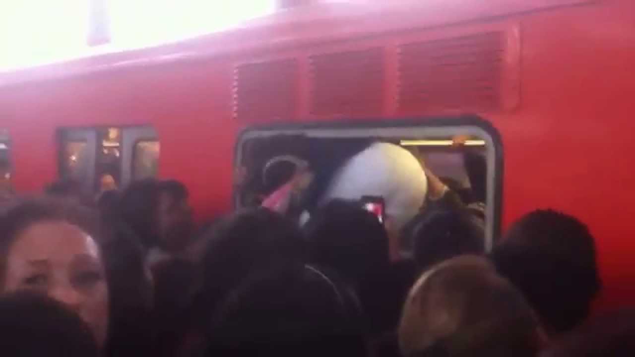 Y así se sube al metro por las ventanas