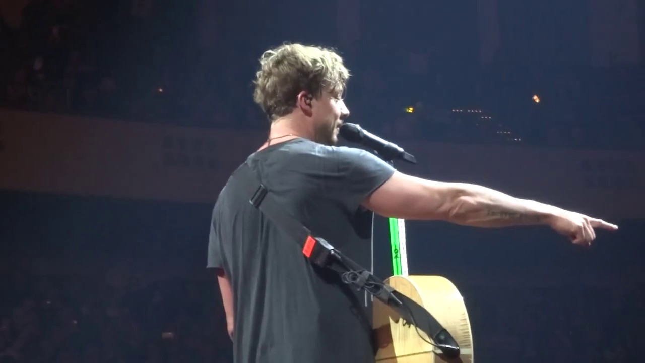 Samu fragt, ob man an Liebe auf den ersten Blick glaubt @ Festhalle Frankfurt