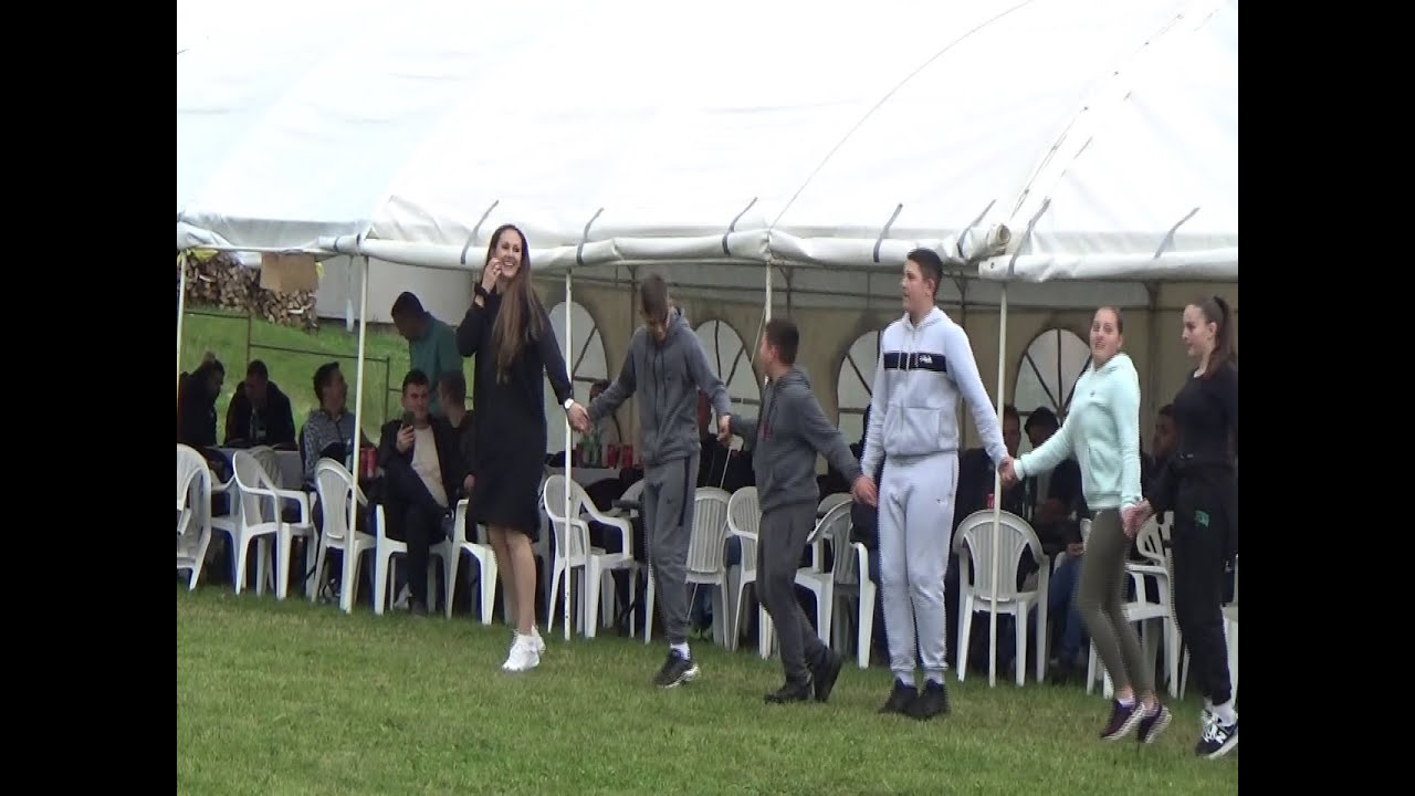 Vašar kod Hrama svetog Georgija Guke -  Kolo vodi popadija sa tri svoja sina