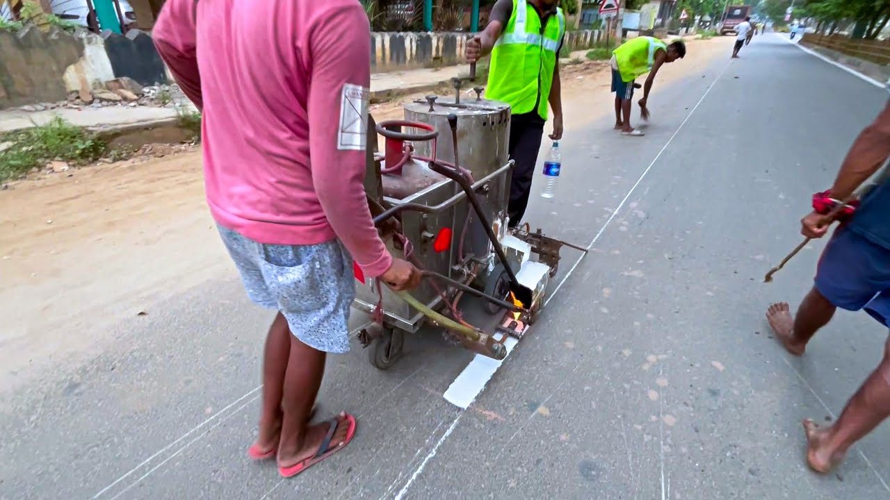 Glass beads & Thermoplastic paints to mark road line by heating it to 200 &deg;C
