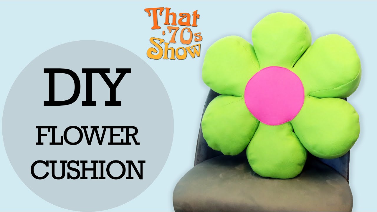 DIY THAT '70s FLOWER CUSHION 🌸 | That '70s Show-Inspired DIY | #FeltDIYFriday