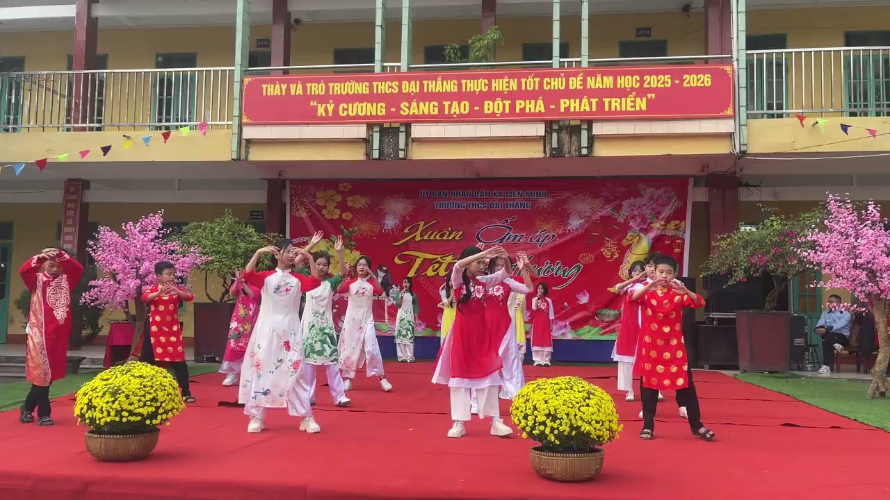 Ngày xuân long phụng xum vầy