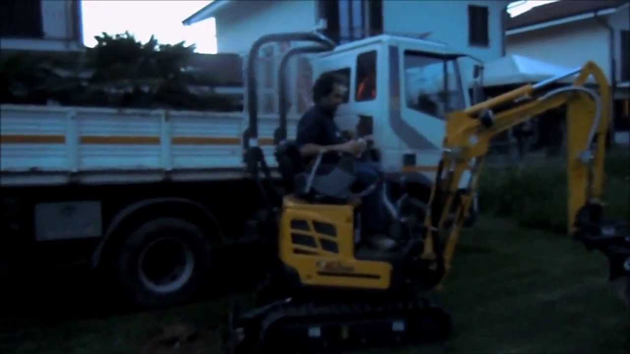 MINIESCAVATORE NEW HOLLAND E 10 SR 2013