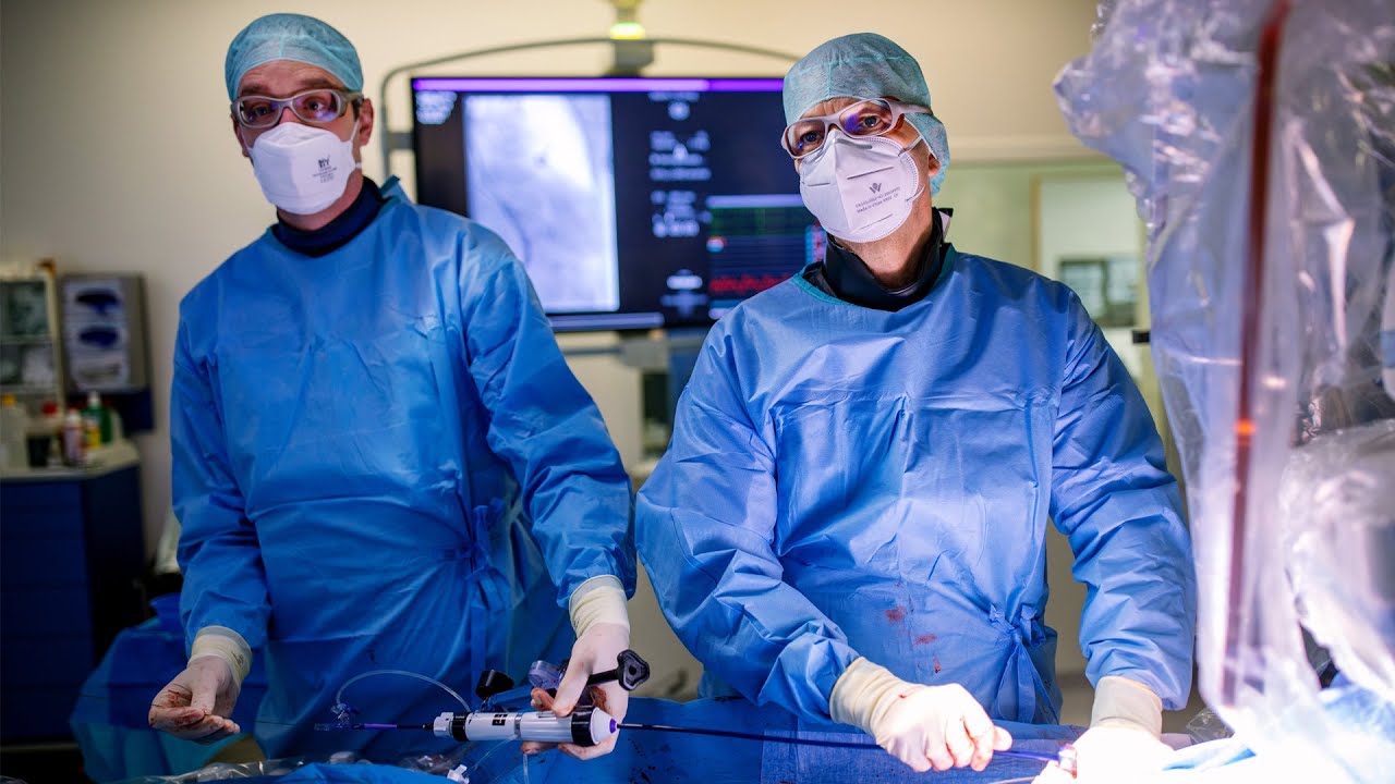 Premiere at the Bonn Heart Center: Triple valve treatment: