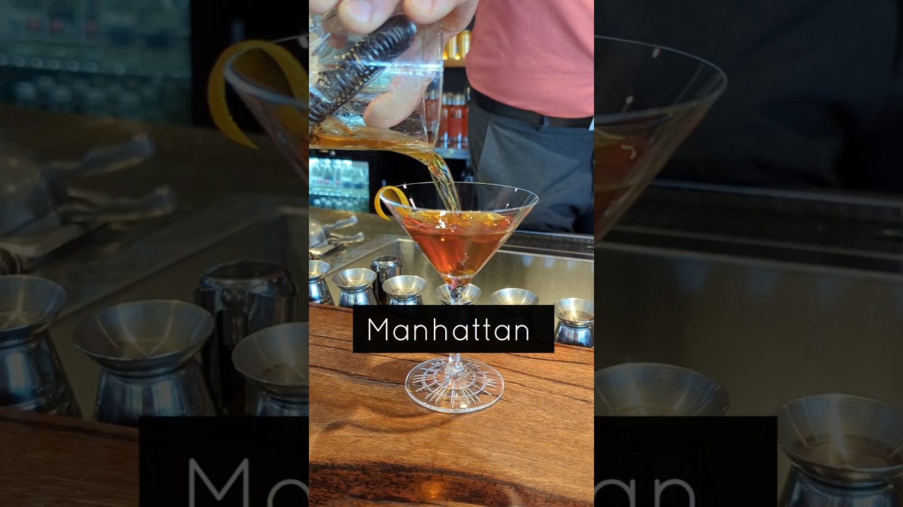 How to make a Manhattan #cocktail #howto #recipe #whiskey #vermouth #manhattan #cocktailrecipe #bar