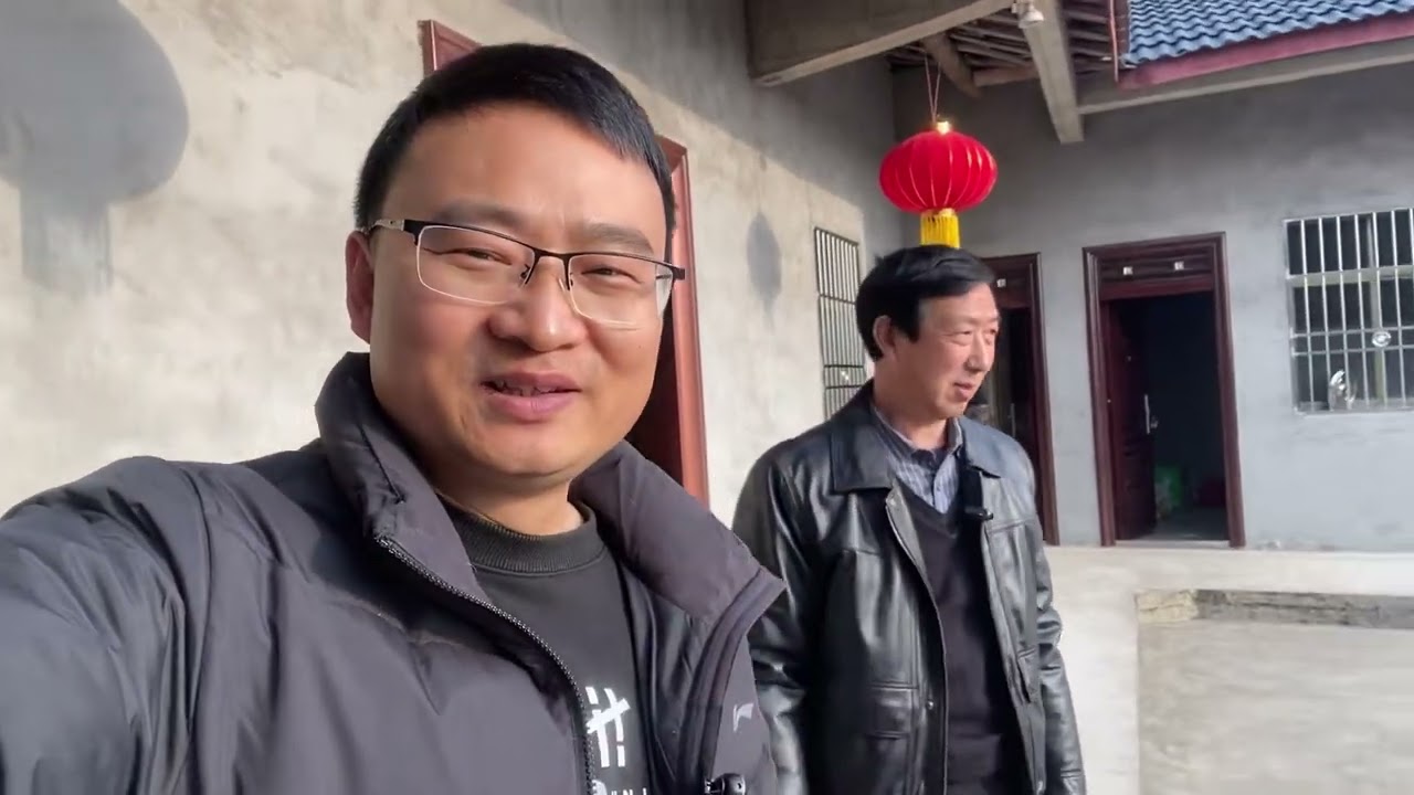 爷爷给2个孙子发红包，每人600元，小2娃乐坏了