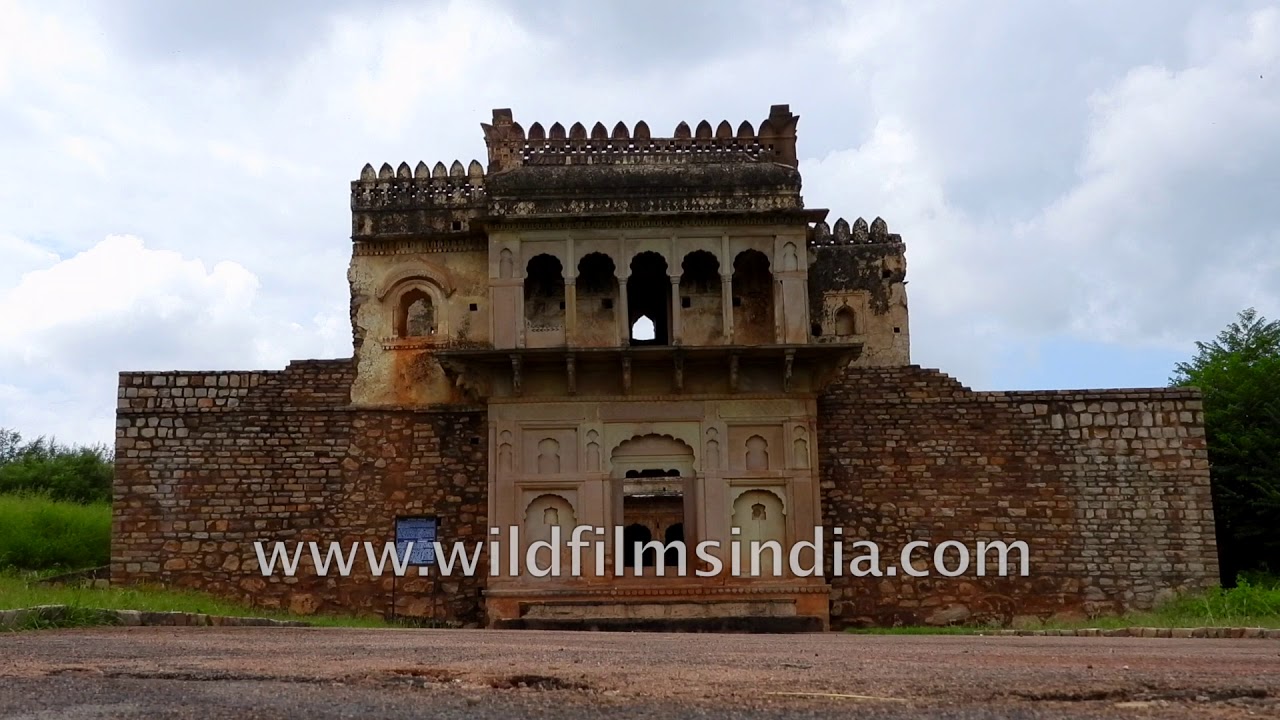 Kalinjar fort ruins : 10th century fortress protected several dynasties, is now not protected