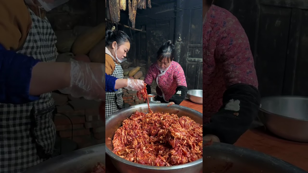 香肠一挂年味渐浓、亲手灌制的不只是麻辣咸香的肉肠、更是刻在骨子里的年味记忆#记录真实生活 #乡村守护人 #农村美食 #腊货