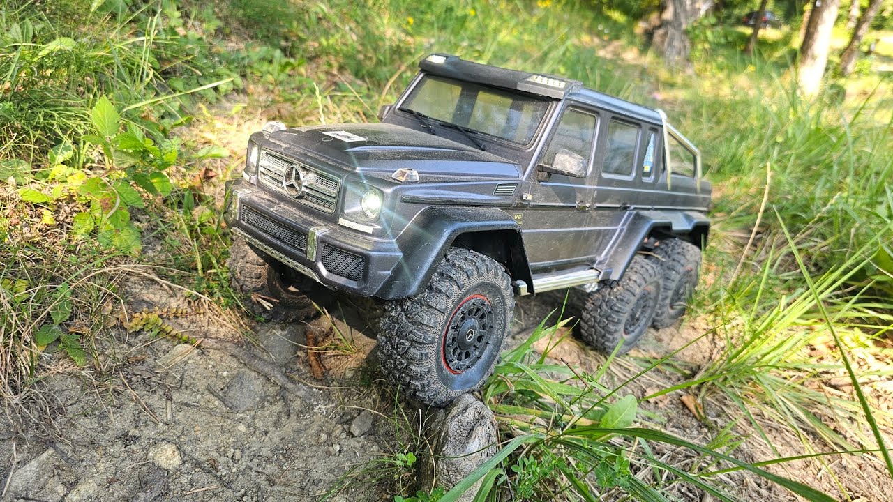 Traxxas TRX-6 Mercedes  pri jazere. 