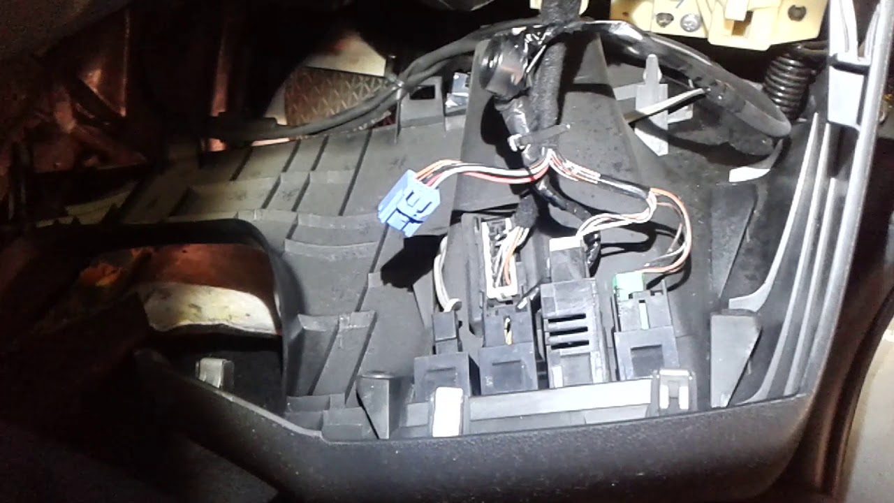 ขั้นตอนการถอดตู้แอร์รถ Mazda 3 ปี 2003-05 ตอนที่1
